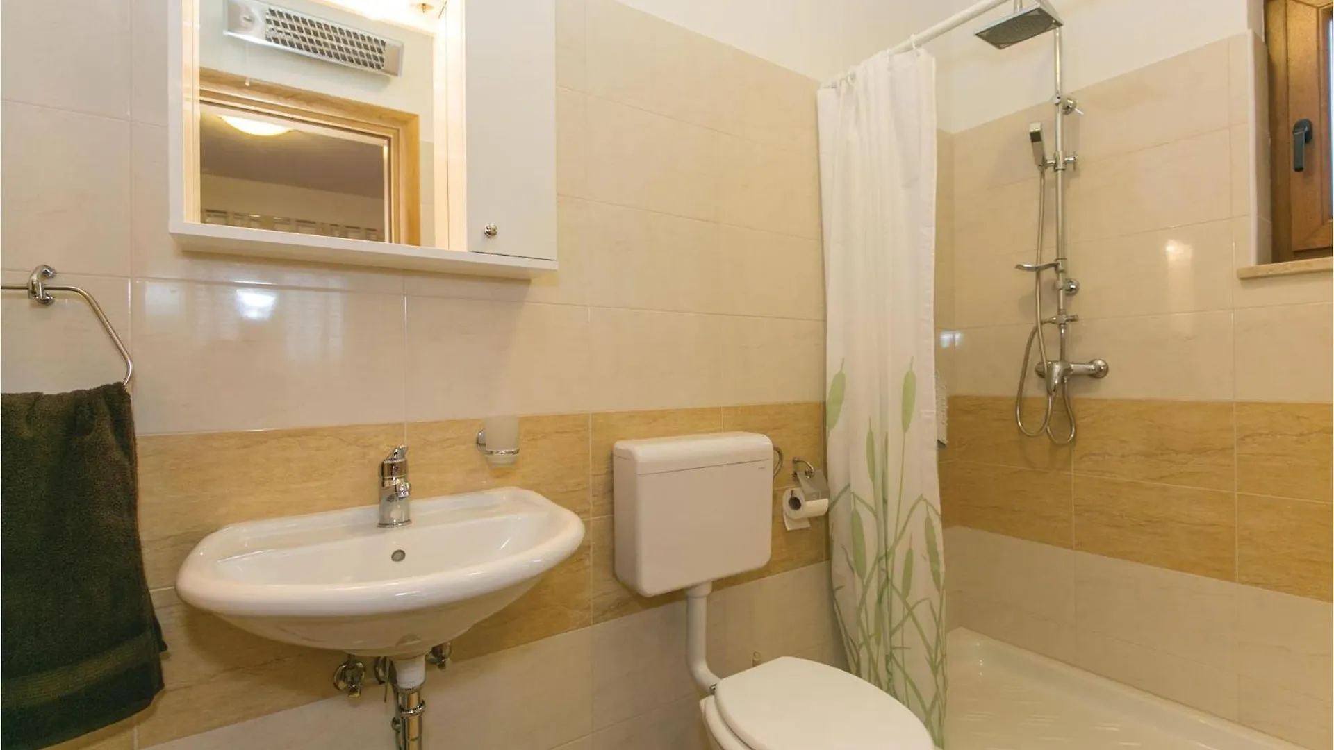 4 Bedroom Beautiful Home In Kunj Nyaraló