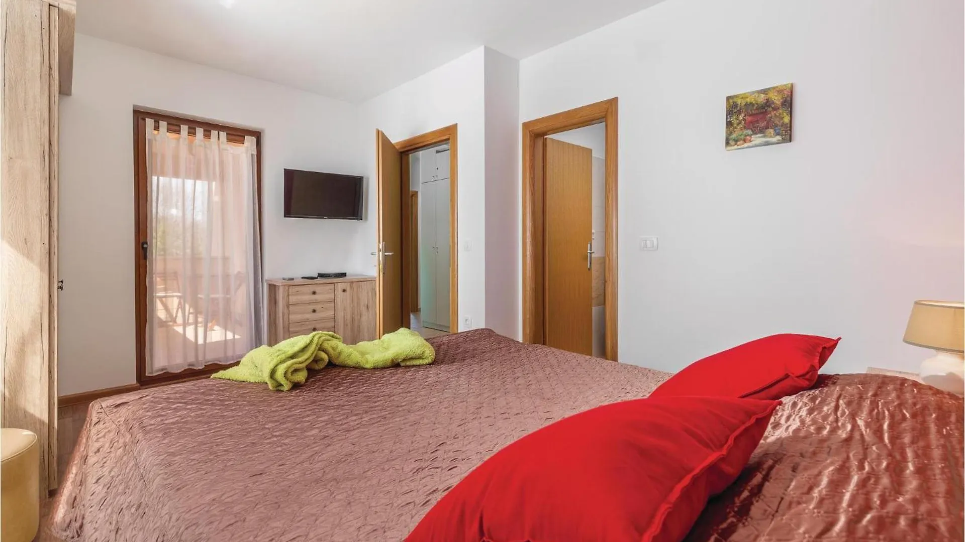 Nyaraló 4 Bedroom Beautiful Home In Kunj