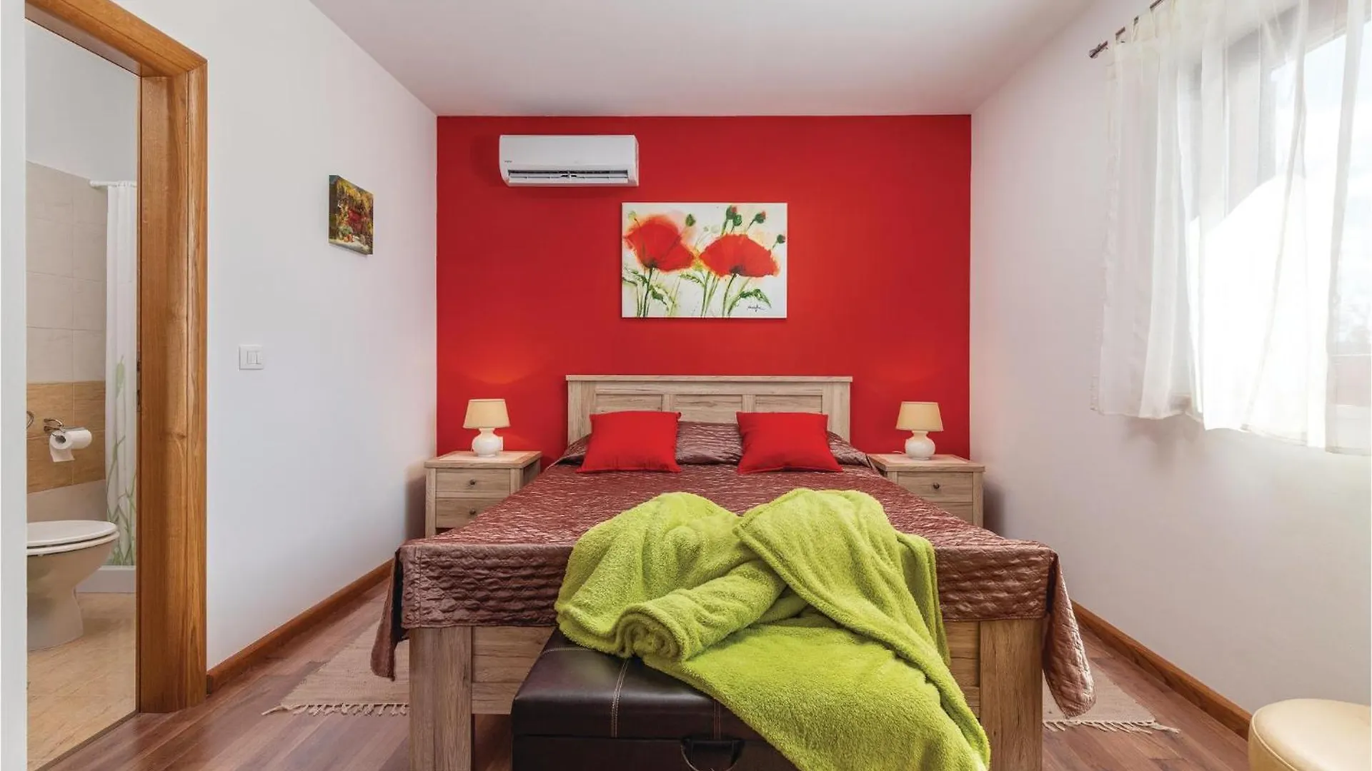 Nyaraló 4 Bedroom Beautiful Home In Kunj