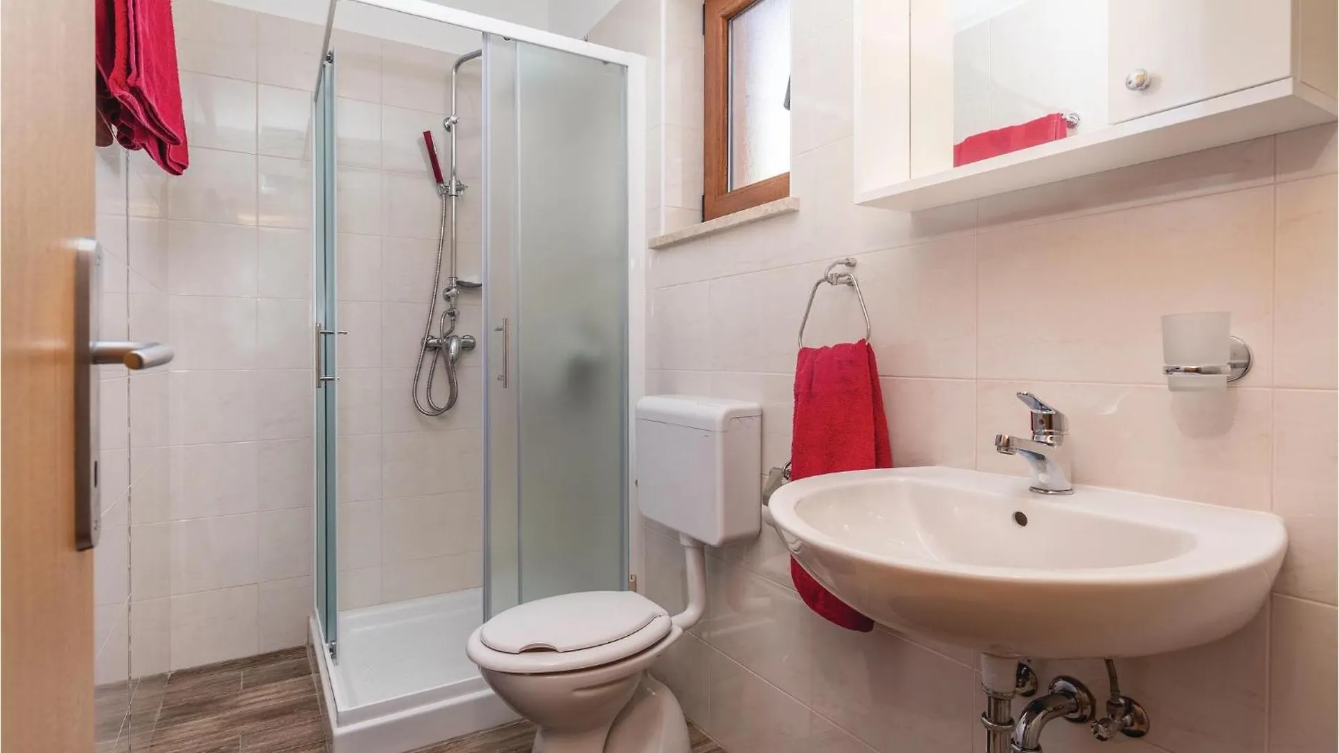 4 Bedroom Beautiful Home In Kunj